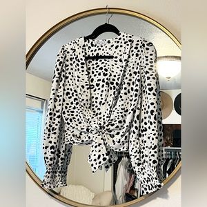 •LEOPARD PRINT PUFF SLEEVE LOW CUT FRONT TIE TOP•